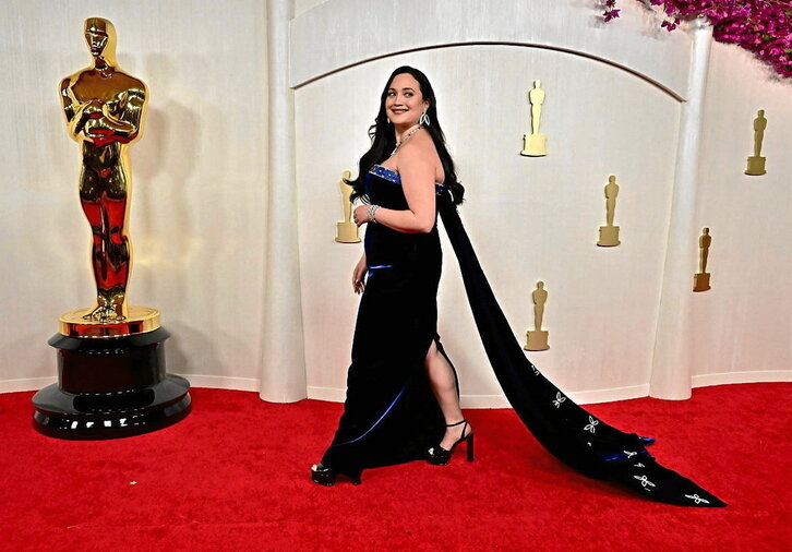 Lily Gladstone aktore indigena Los Angelesen, Hollywoodeko galaren sarreran, alfonbra gorrian.