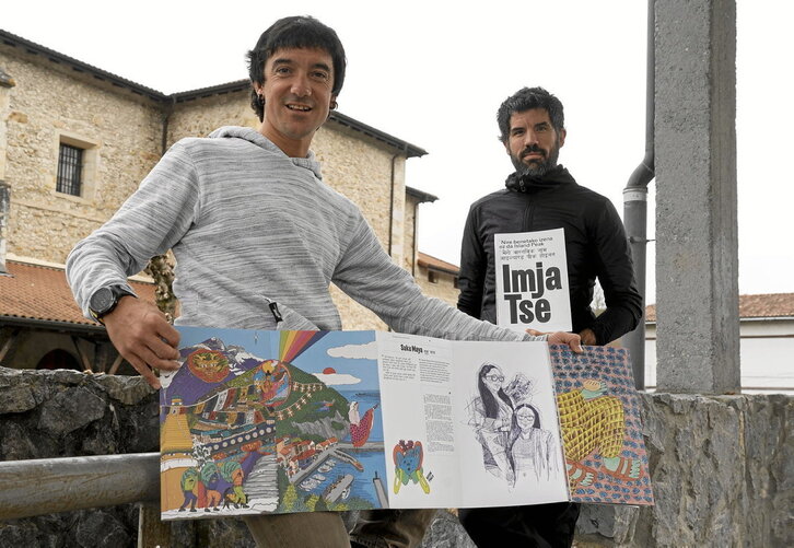 Lur Uribarren eta Ibai Etxezarraga, Bedian, «Imja Tse: Nire benetako izena ez da Island Peak» marrazki liburua esku artean dutela.