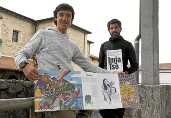 Lur Uribarren eta Ibai Etxezarraga, Bedian, «Imja Tse: Nire benetako izena ez da Island Peak» marrazki liburua esku artean dutela.