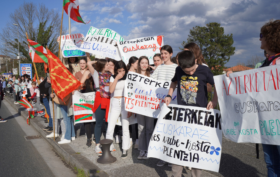 Azkerketak euskaraz egiteko aldarria nagusi izan da muga pasata.