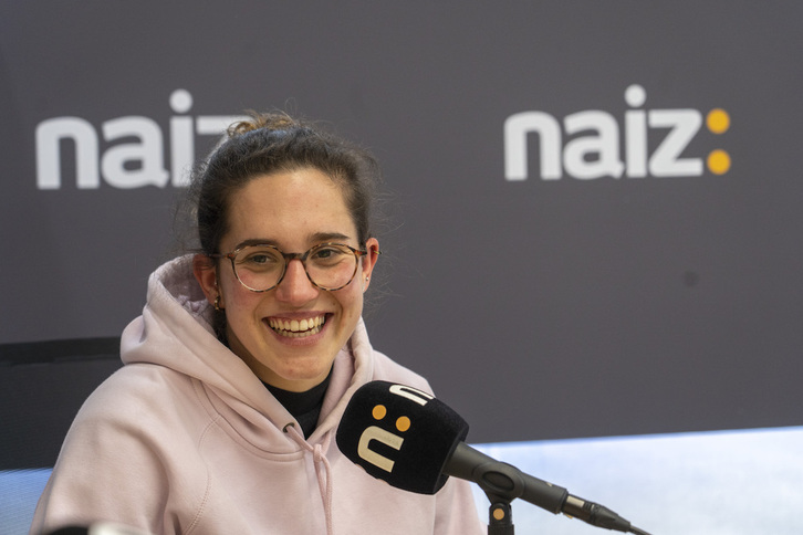 Irene Caminos trial txirrindularia NAIZ Irratiko Donostiako estudioan. 