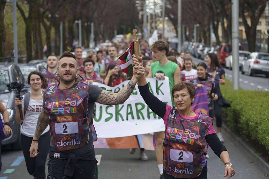 Bidasoako EKTk eta Irungo EH Bilduk eraman dute lekukoa bigarren kilometroan.