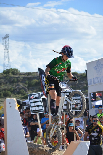 Irene Caminos trial txirrindularia NAIZ Irratiko Donostiako estudioan. 