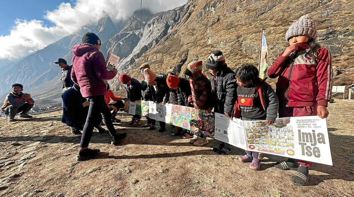 Haur nepaldarrak marrazkiak erakusten (UTZITAKOA)
