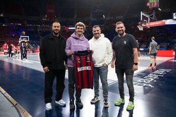 Antoine Griezmann, posando con la camiseta de Saski Baskonia.