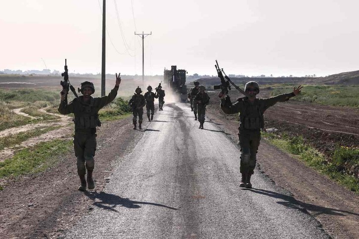 Soldados israelíes avanzan por una carretera en la Franja de Gaza.