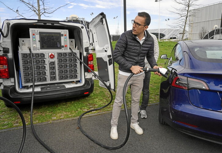 Ikerlanek ibilgailu elektrikoak kargatzeko sare azkarra sortu du.