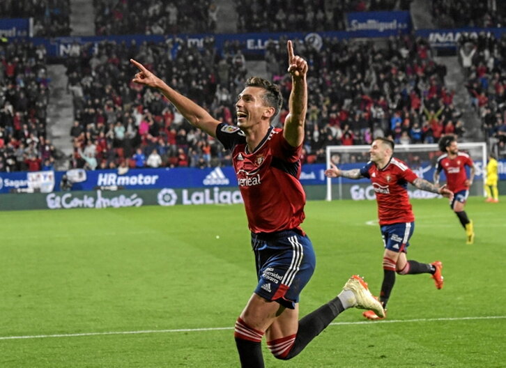 Torró celebrando un gol en El Sadar.