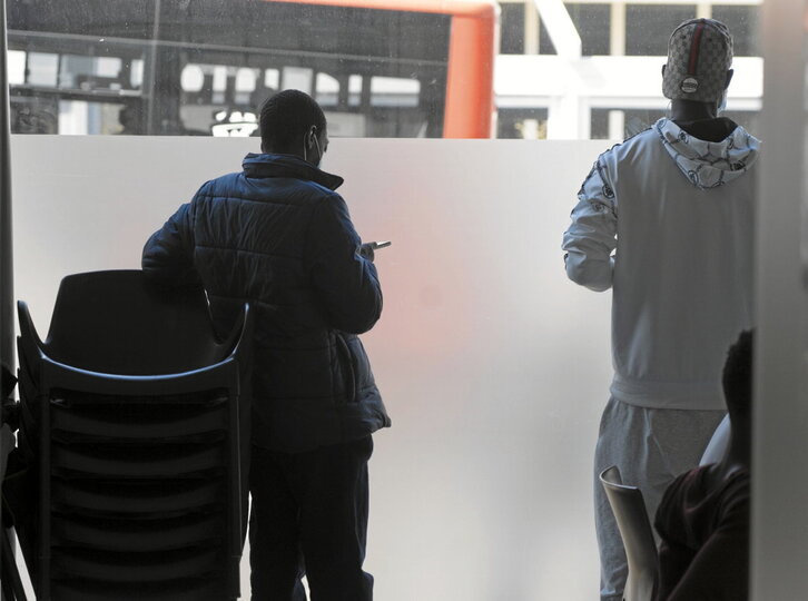 Pare bat gazte, Irungo harrera-etxean.