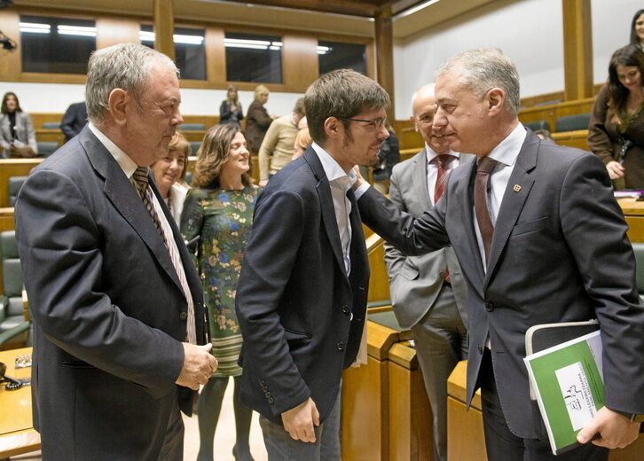 Lander Martínez, felicitado por el lehendakari y el consejero de Economías en 2019.
