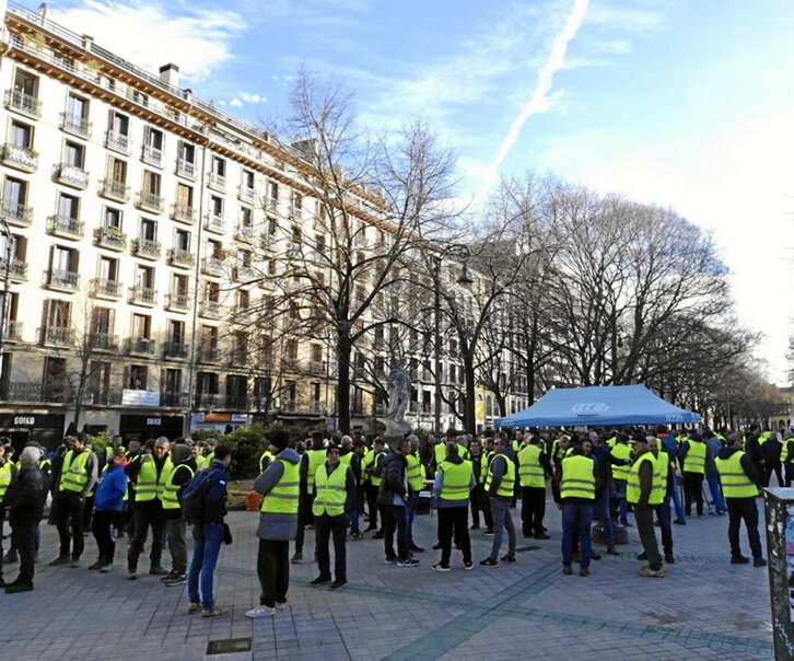 Agricultores concentrados ante el Parlamento foral.