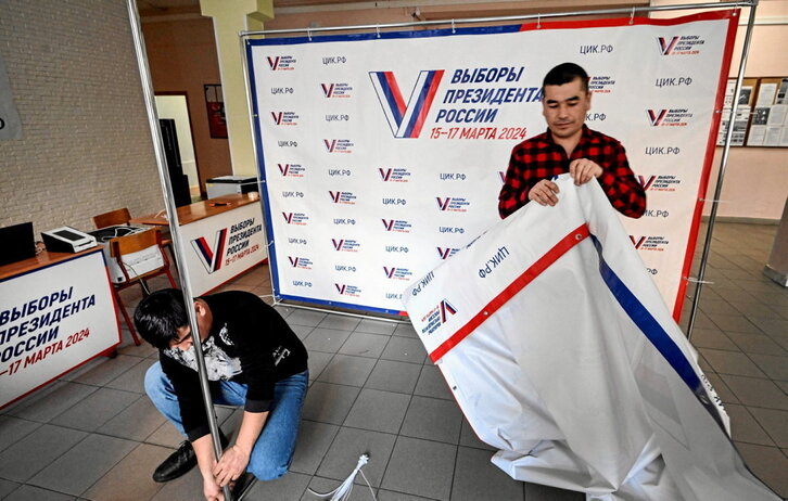 Preparativos en un colegio electoral de Moscú.