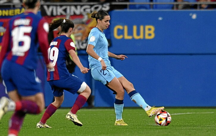 Bibi protege el balón junto a Bruna.