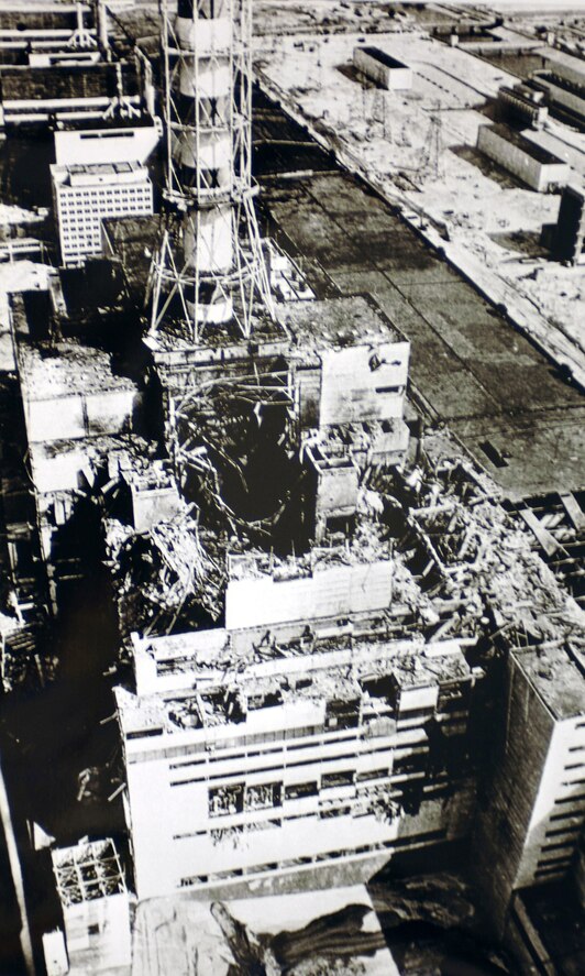 Fotografía aérea del reactor cuatro, un día después de la explosión.