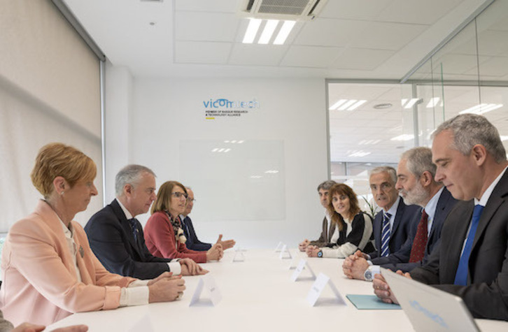 Un momento de la reunión. Julián Flórez, en el centro, con corbata de rayas.