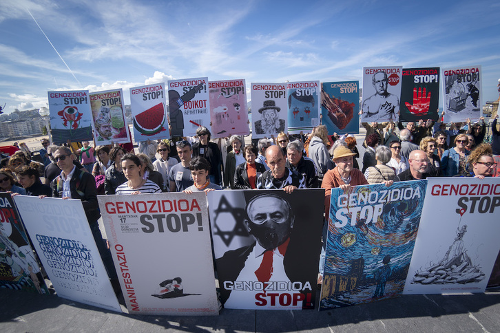 Comparencencia hoy en Donostia para llamar a la movilzación de este domingo y en la que han exhibido las 23 pinturas y ilustraciones realizadas para la ocasión bajo el lema «STOP genocidio».