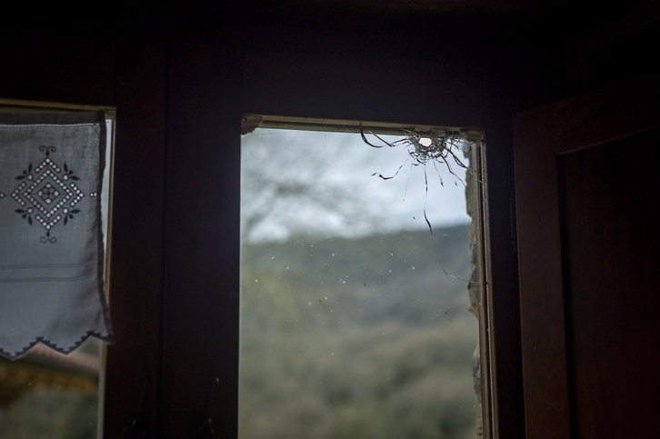 Orificio que dejó la bala disparada por el policía retirado.