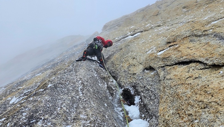 Pawel Haldas luze batean sokaburu; Marcin Tomaszewskirekin Alaskan «big wall» ederra zabaldu du.