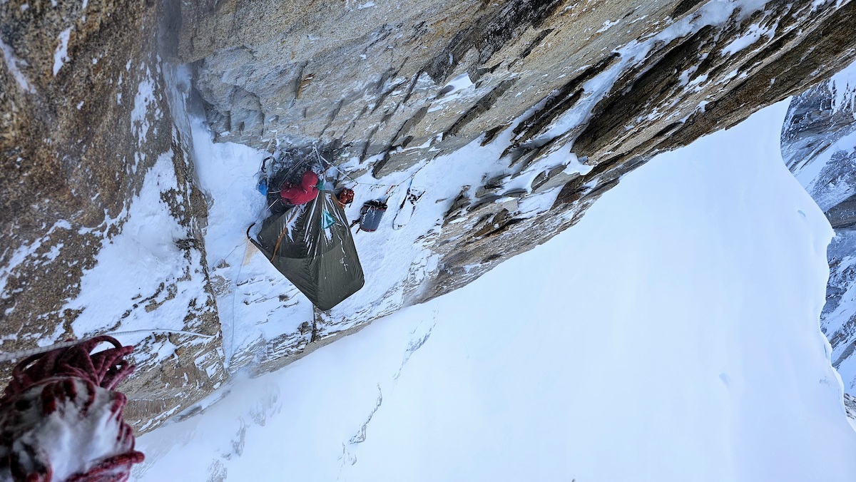 Protagonistok, antolatutako hamakan; hamar egun egin zituzten hormatzarrean zintzilik. (Marcin TOMASZEWSKI)