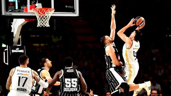 Gaby Deck busca cómo lanzar ante la oposición de los defensores de la Virtus Bolonia.