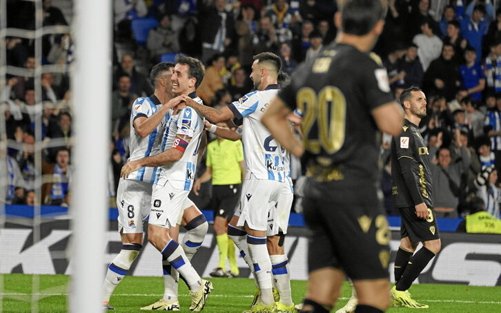 Merino, Oyarzabal y Brais Méndez celebran el gol del navarro tras un saque de esquina lanzado con rapidez por Kubo.