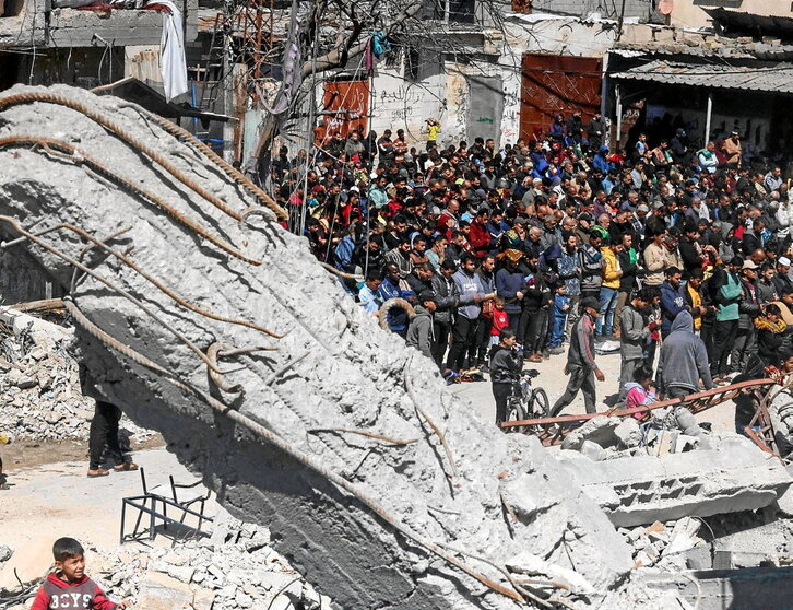 Palestinos de Gaza rezan junto a las ruinas de la mezquita Al-Farouq, en Rafah.