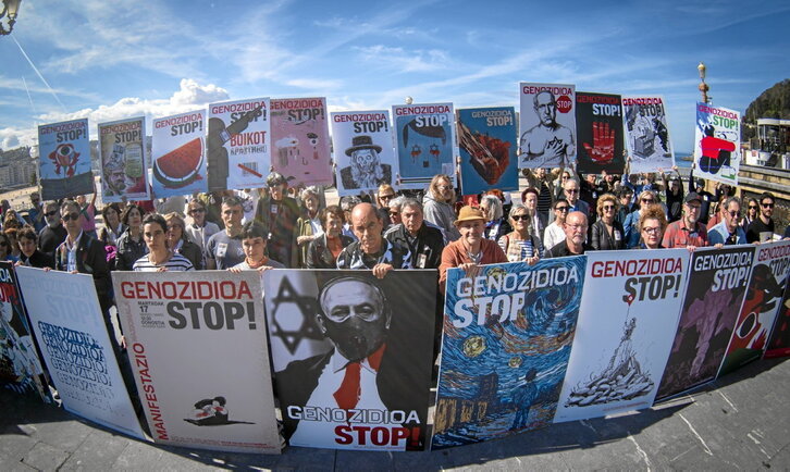 Atzo Donostian egin zuten agerraldi masiboan manifestaziorako egindako 23 ilustrazio eta margolan aurkeztu zituzten.