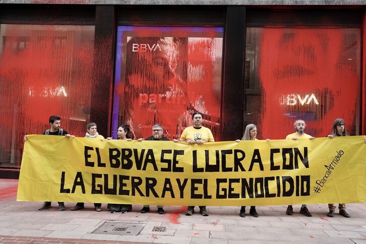 Imagen de la protesta de KEM-MOC contra el BBVA en Bilbo.