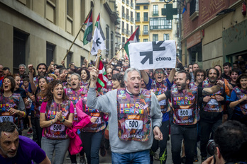 Joseba Asironek hartu du lekukoa Alde Zaharrean.