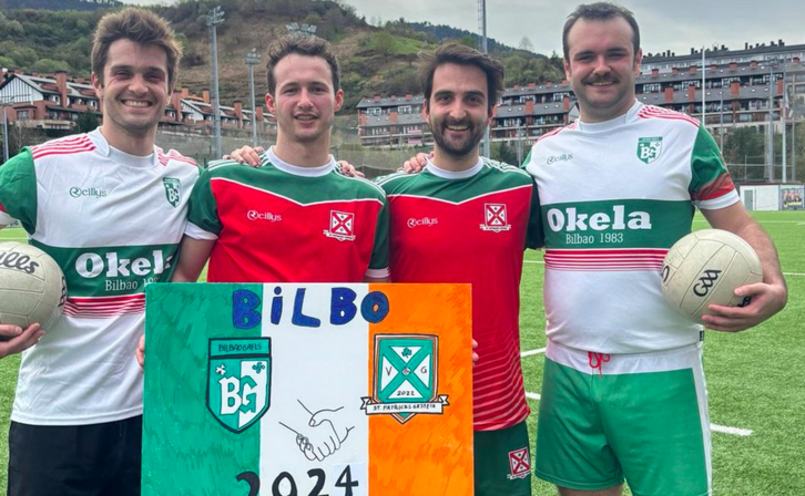 Jugadores de Bilbao Gaels y St. Patrick's Gasteiz posan con balones de fútbol gaélico.