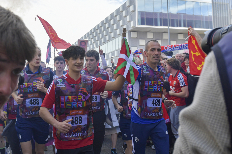 Patxi Puñalek erman du lekukoa Sadarren. Patxi Puñalek erman du lekukoa Sadarren.