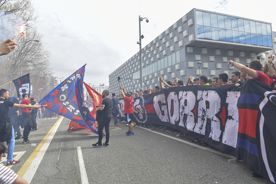 Harrera beroa egin diote Indar Gorriko kideek Korrikari. Harrera beroa egin diote Indar Gorriko kideek Korrikari.