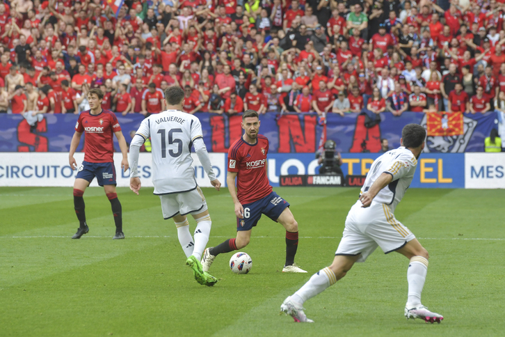Moi Gómez trata de encontrar un compañero ante la mirada de los blancos.