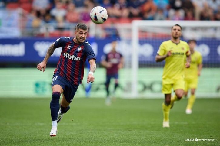 Sergio León, una de las sorpresas en el once armero, ha marcado el primer gol del partido.