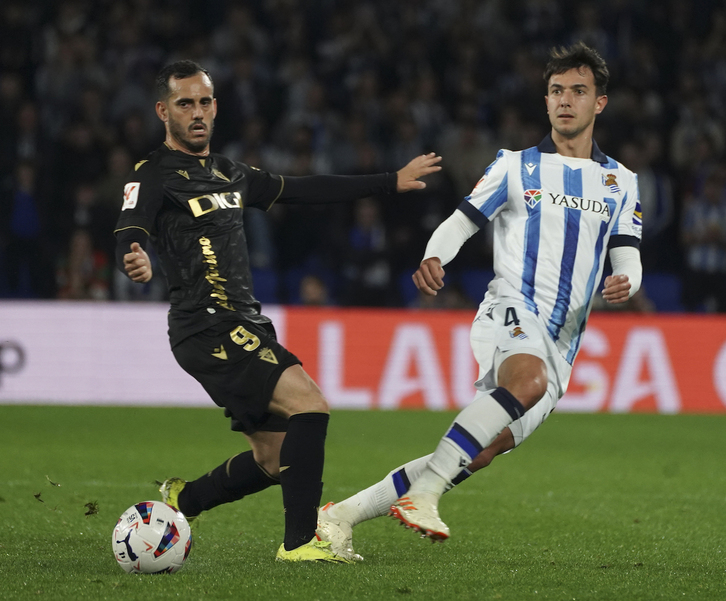 Martín Zubimendi, con el exrealista Juanmi, se sintió mejor ante el Cádiz.