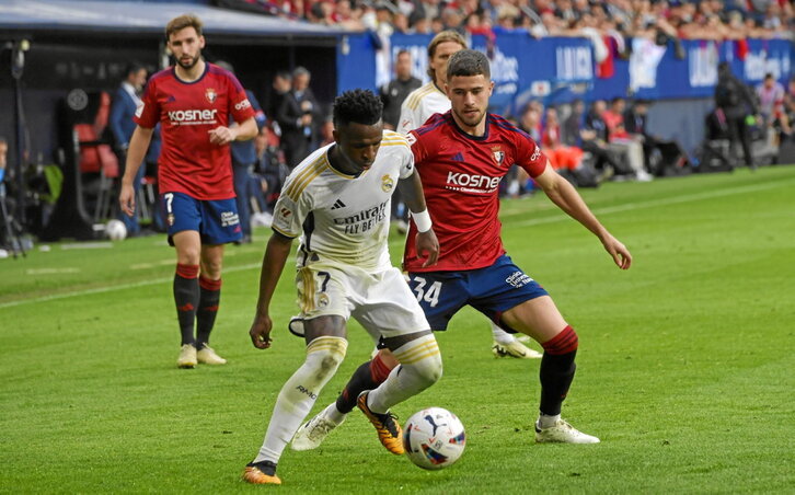 Iker Muñoz, autor del segundo gol de Osasuna, trata de presionar a Vinicius, autor de un doblete.