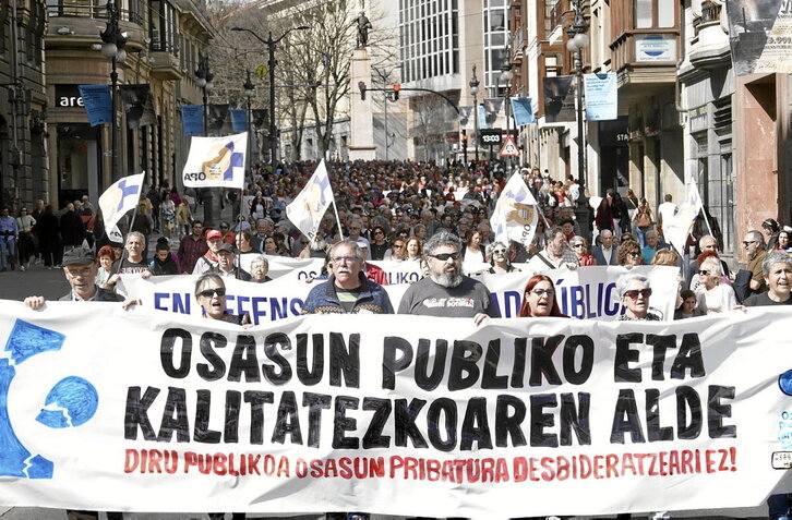 Manifestaciones contra el «desmantelamiento» de Osakidetza recorrieron ayer Bilbo -en la imagen-, Gasteiz y Donostia.
