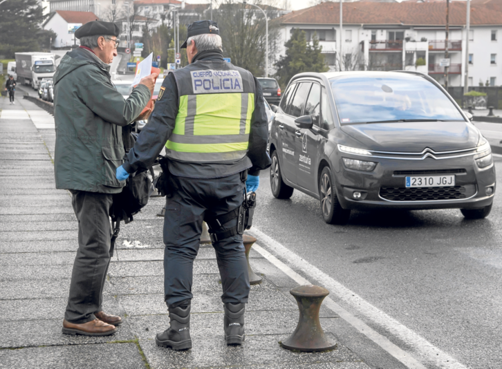 Polizia espainola Santiago zubia gurutzatu nahi zuten herritarrak gelditzen, 2020ko martxoan. 