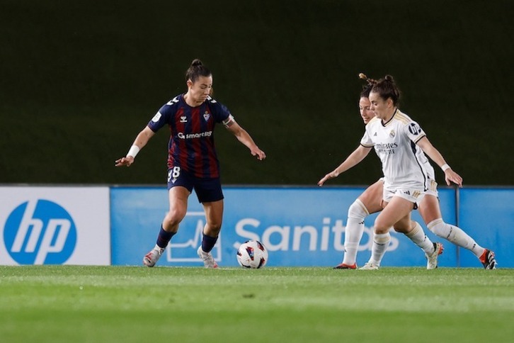 Ane Campos intenta hacerse con el balón ante Teresa e Ivana.