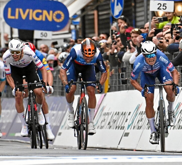 Philipsen ganó a Matthews y Pogacar.