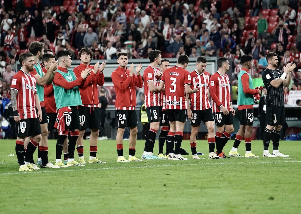 Los jugadores del Athletic agradecen el apoyo de la afici&oacute;n al acabar el derbi. (Marisol RAMIREZ / FOKU)