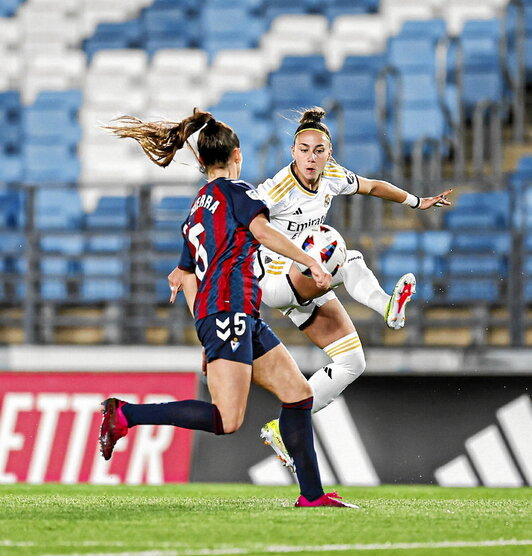 Athenea intenta controlar el balón ante Andrea Sierra.