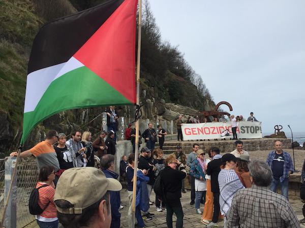 La marcha ha finalizado en el Peine de los Vientos. (NAIZ)