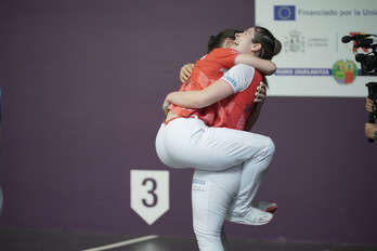 Itsaso Erasun eta Olatz Arrizabalagaren arteko besarkada, finala irabazi berritan.