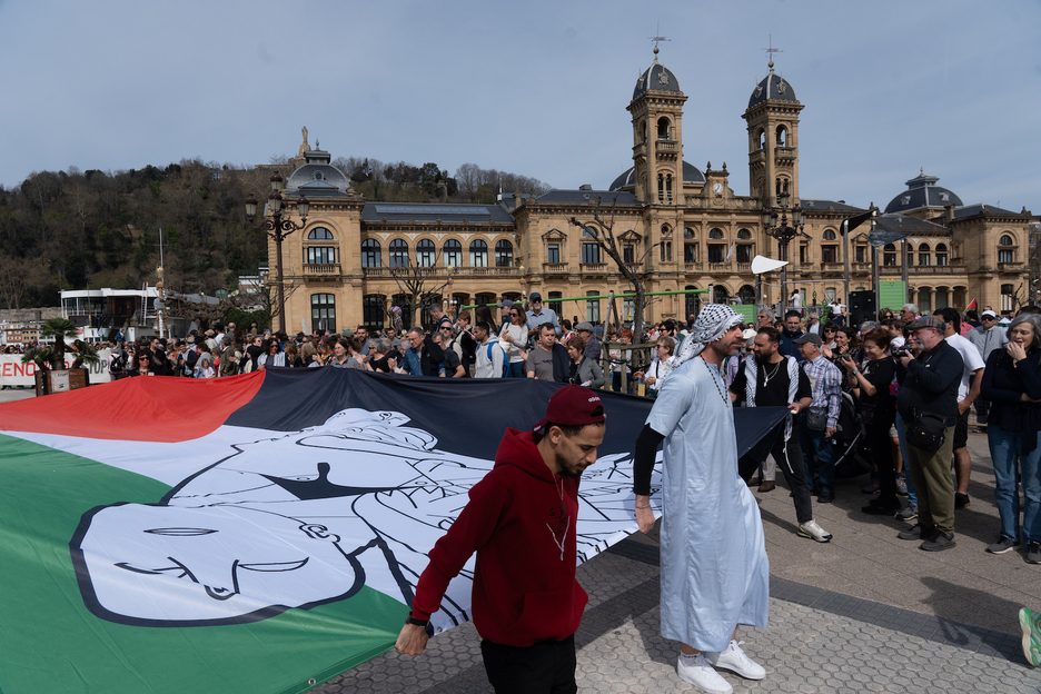 Bandera gigante de Palestina junto al Ayuntamiento de Donostia. Bandera gigante de Palestina junto al Ayuntamiento de Donostia.