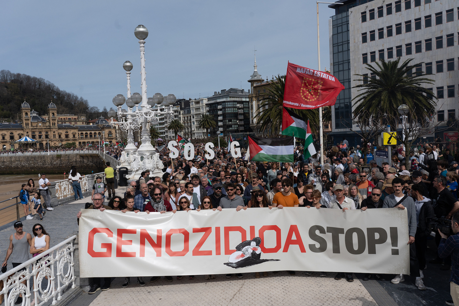 Miles de personas en el paseo de La Concha de Donostia. Miles de personas en el paseo de La Concha de Donostia.