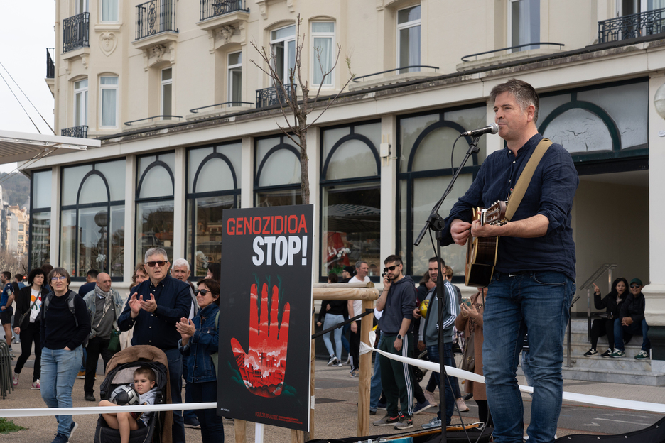 Mikel Urdangarin ha actuado en la manifestación. Mikel Urdangarin ha actuado en la manifestación.