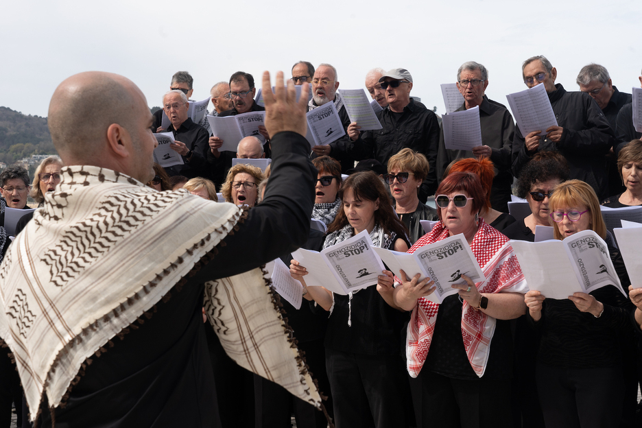 La marcha ha sido una explosión artística, con músicos, bertsolaris, dantzaris, coros... La marcha ha sido una explosión artística, con músicos, bertsolaris, dantzaris, coros...