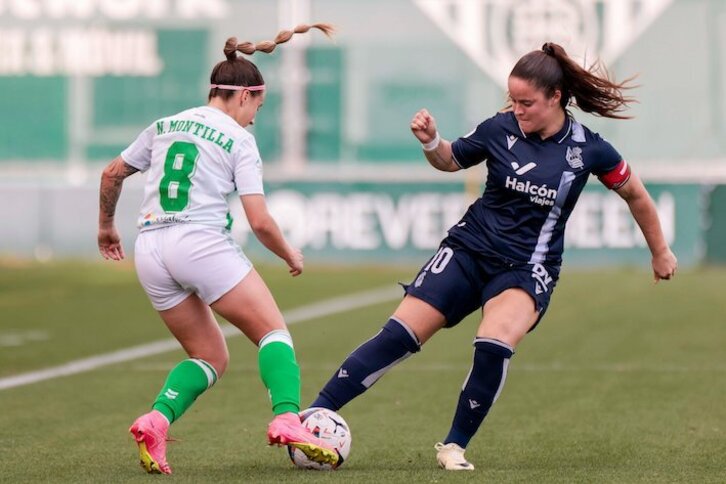 Natalia Montilla y Nerea Eizagirre pugnan por el balón.