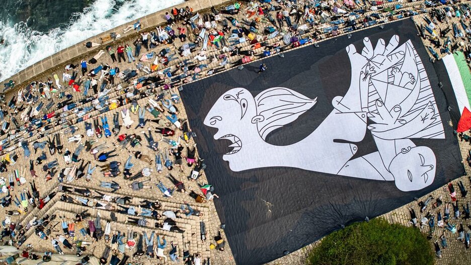 Mosáico humano que representa las víctimas de Gaza. Mosáico humano que representa las víctimas de Gaza.